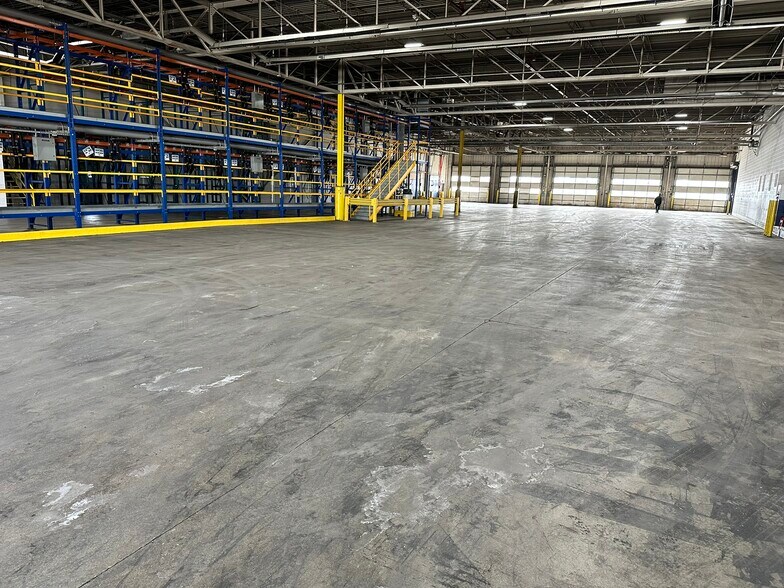 More Photos Of 5500 N Lovers Lane Rd, Milwaukee Distribution For Lease