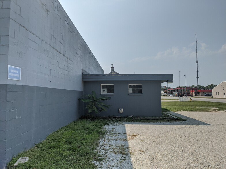 More Photos Of 250 S Kinzie Ave, Bradley Flex For Sale