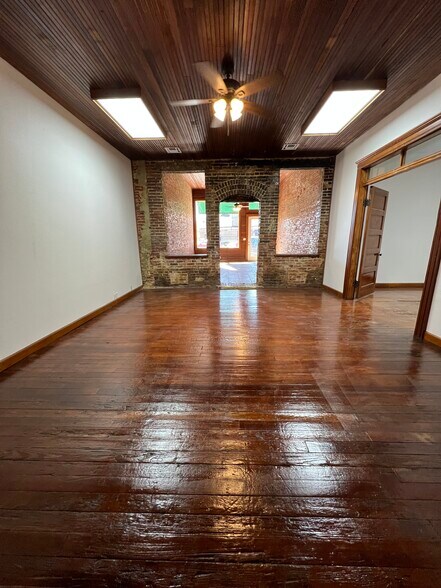 More Photos Of 101 N Broadway St, Hugo Freestanding For Lease