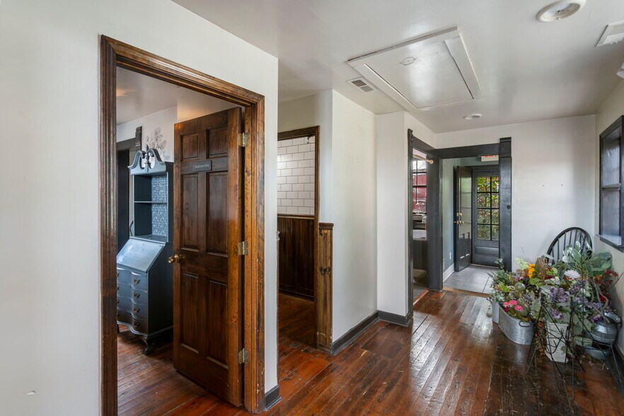 More Photos Of 901 Franklin Ave, Lexington General Retail For Sale