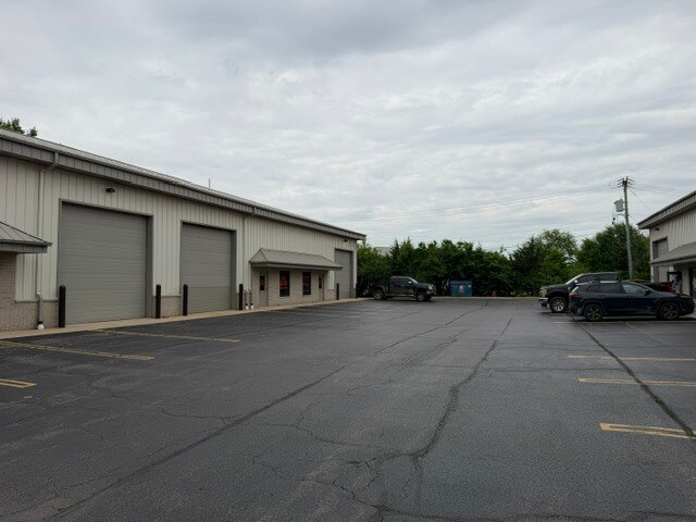 More Photos Of 906 Geneva St, Shorewood Warehouse For Lease