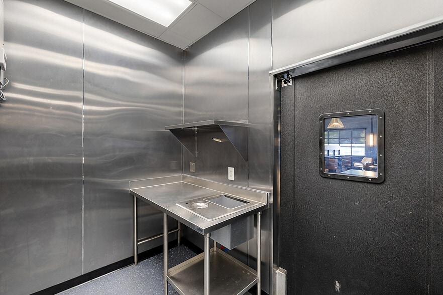 More Photos Of 20050 Livernois Ave, Detroit Restaurant For Sale