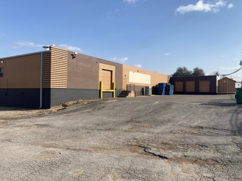 More Photos Of 2463-2517 S Riverside Dr, Fort Worth Industrial For Sale