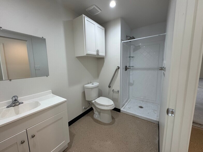 More Photos Of 450 Hwy 290 E, Elgin Light Distribution For Lease