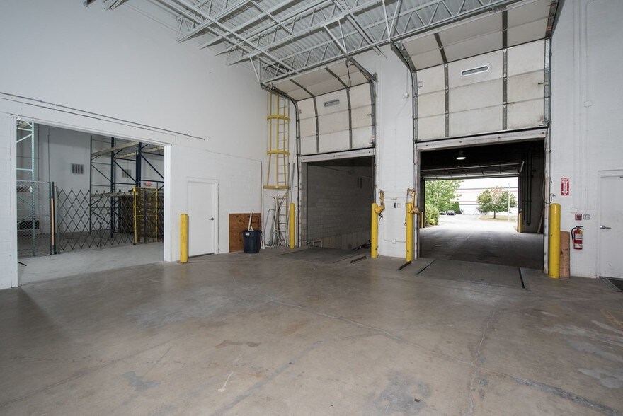 More Photos Of 1230 Karl Ct, Wauconda Light Distribution For Lease