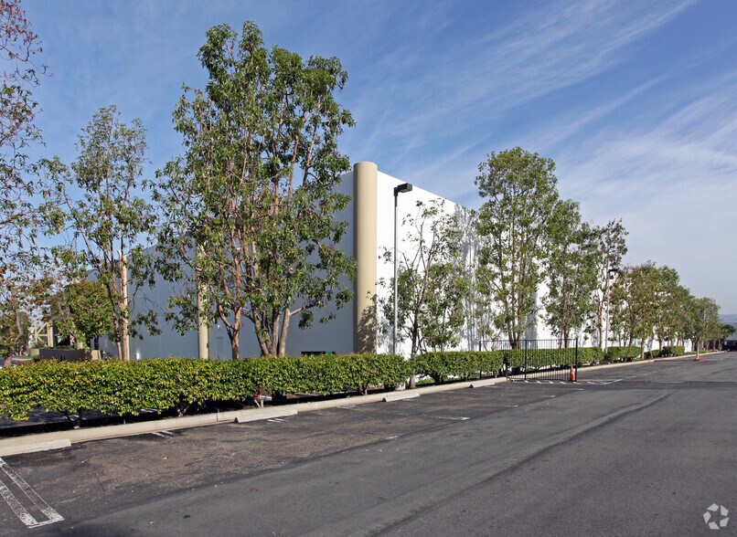 More Photos Of 7 Holland, Irvine Warehouse For Lease