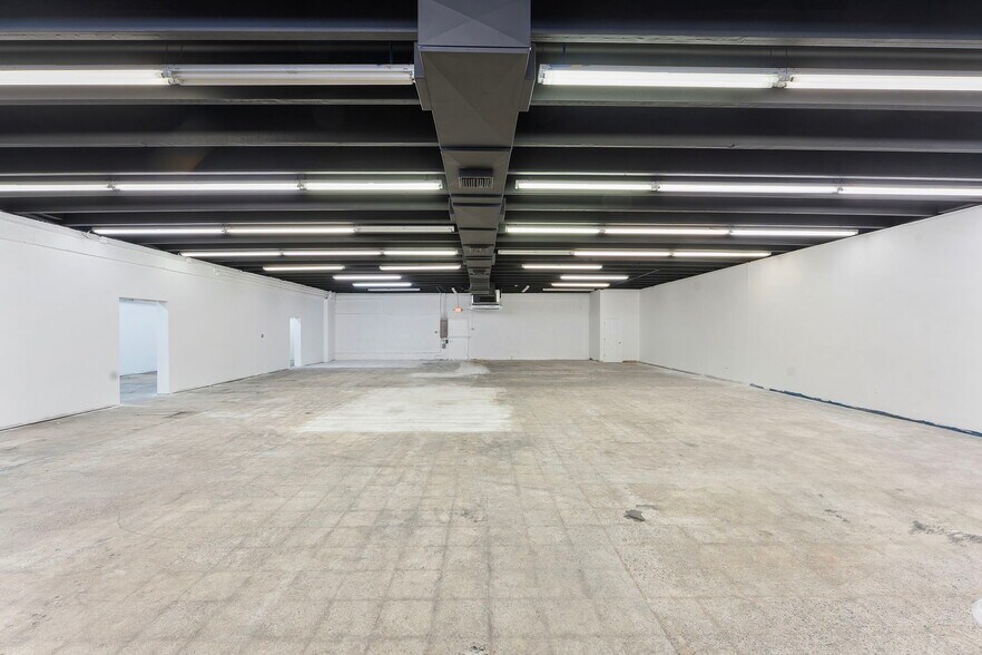 More Photos Of 3156 S Congress Ave, Palm Springs General Retail For Sale