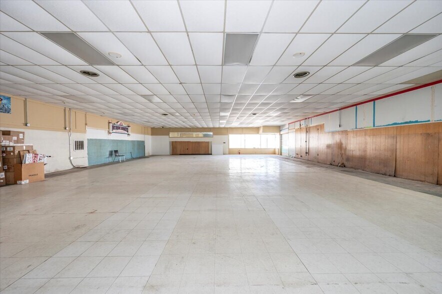 More Photos Of 100 W Main St, Fairfield Freestanding For Sale