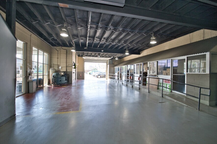 More Photos Of 6500 N Western Ave, Chicago General Retail For Sale