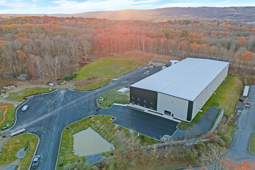 More Photos Of 1 Distribution Dr, Bloomingburg Warehouse For Lease