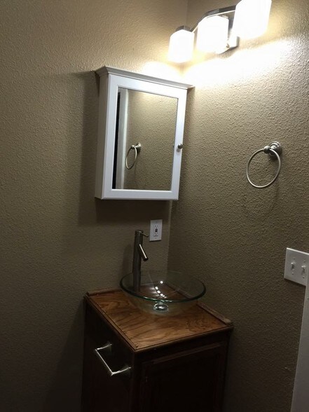 More Photos Of 200 W Main St, Marietta Storefront Retail Residential For Sale