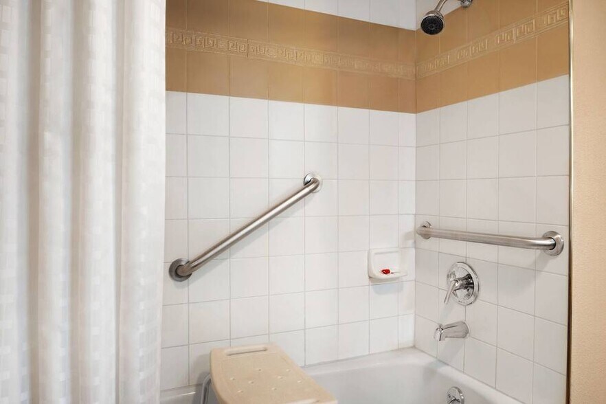 More Photos Of 4685 NE 14th St, Des Moines Hotel For Sale