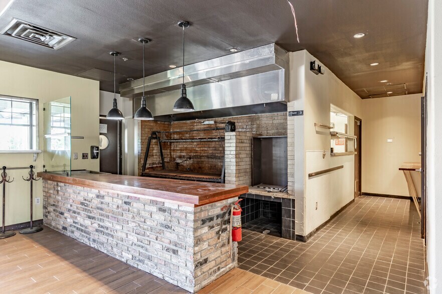 More Photos Of 17660 Henderson Pass, San Antonio Restaurant For Sale