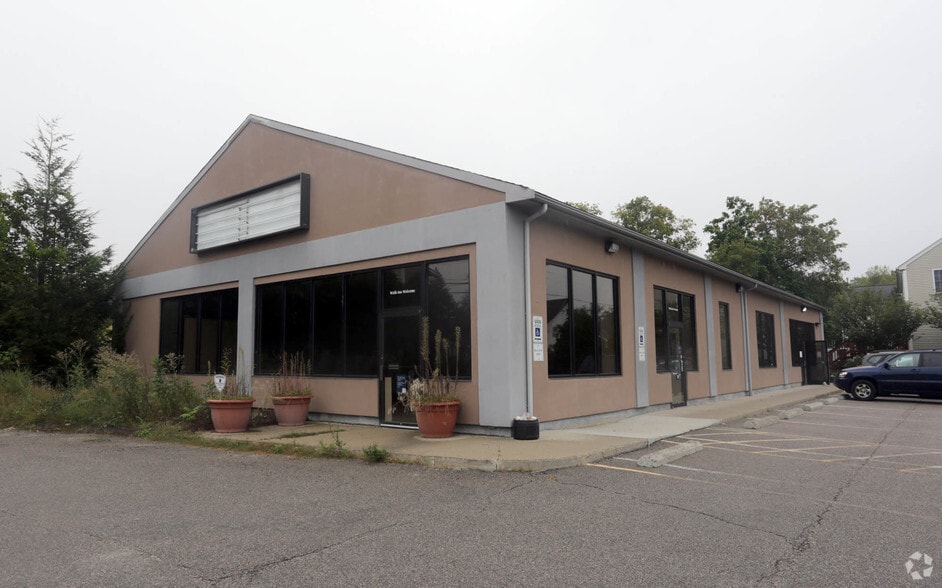 More Photos Of 105 E Main St, Milford Freestanding For Lease