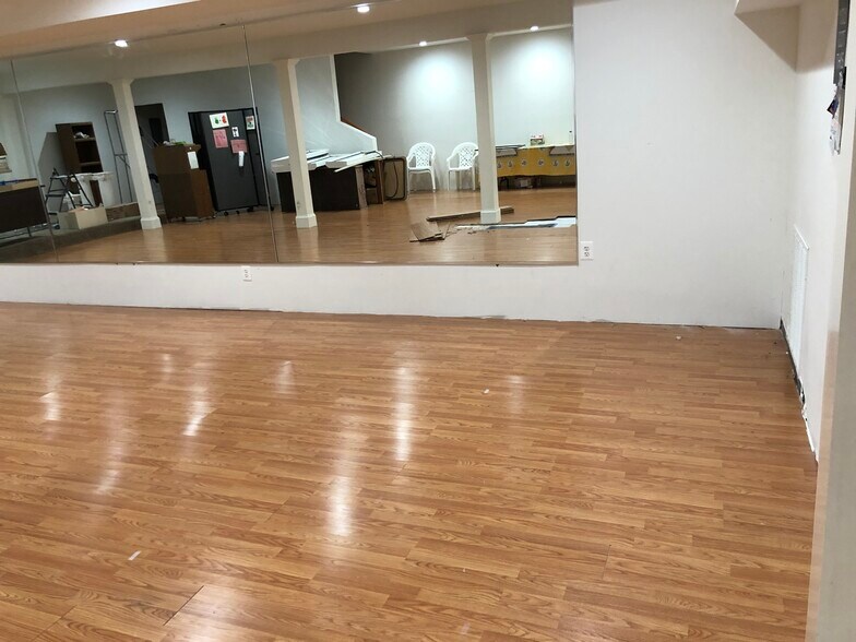 More Photos Of 1323 Shepard Dr, Sterling Showroom For Lease