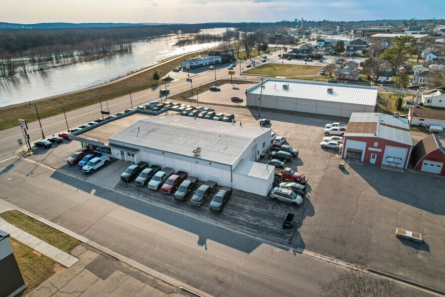 More Photos Of 515 E Wisconsin St, Portage Auto Dealership For Sale