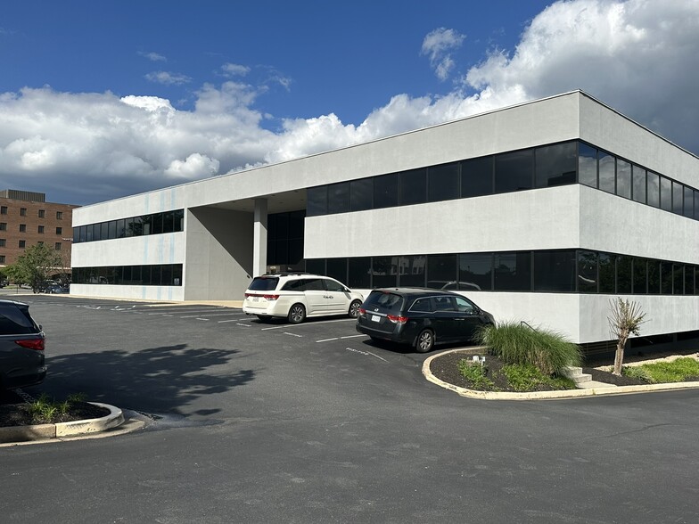 Primary Photo Of 4084 University Dr, Fairfax Office For Lease