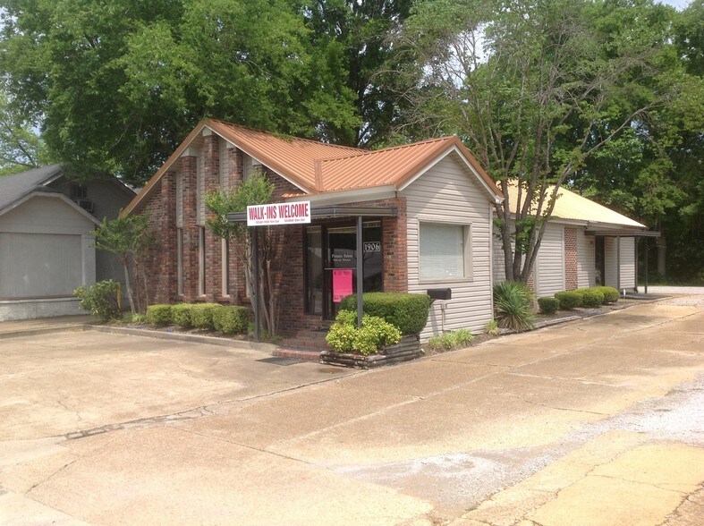 More Photos Of 1906 W Main St, Tupelo Storefront Retail Office For Sale