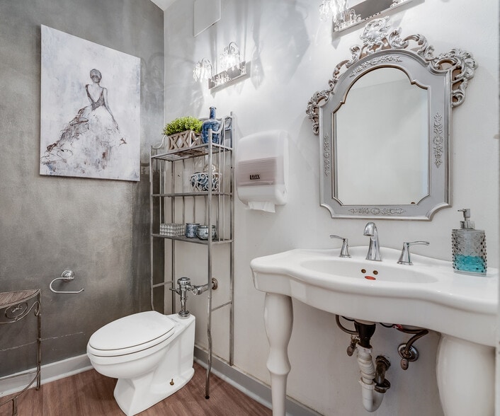 More Photos Of 801 E Park Ave, Fairmont Storefront For Sale
