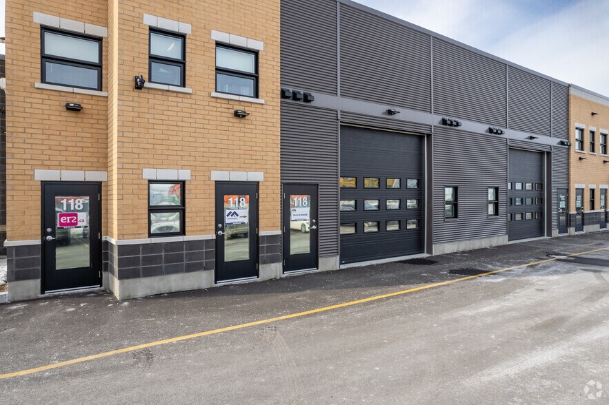 More Photos Of 3350 Rue de l'Aéroport, Mascouche Distribution For Lease