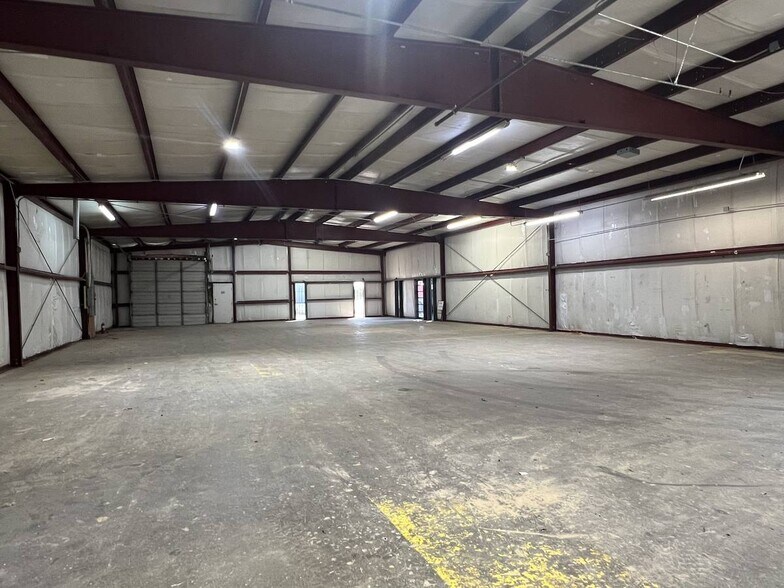 More Photos Of 220 S Alliance Ct, Oklahoma City Manufacturing For Lease