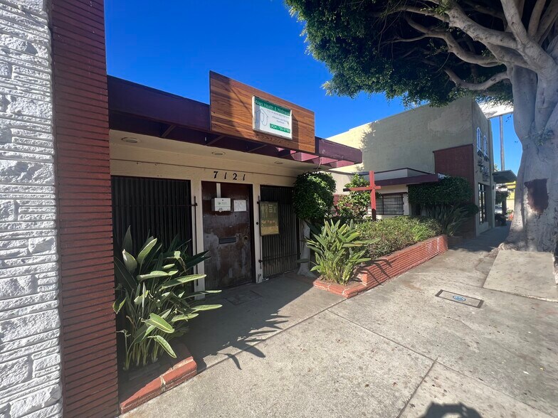 More Photos Of 7121 W Manchester Ave, Los Angeles Medical For Lease