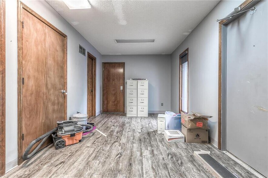 More Photos Of 4 W Monroe St, Buckner Office For Sale