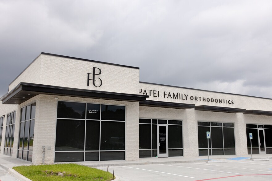 More Photos Of 5125 Peek Rd, Katy Storefront For Lease