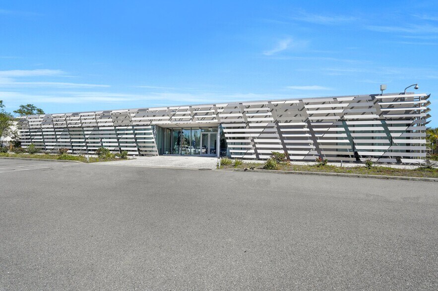 More Photos Of 1 Ceasarstone Dr, Richmond Hill Manufacturing For Sale