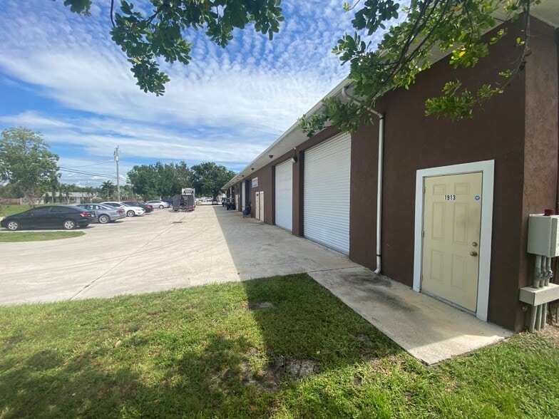 More Photos Of 1901-1913 SW Biltmore St, Port Saint Lucie Light Manufacturing For Sale