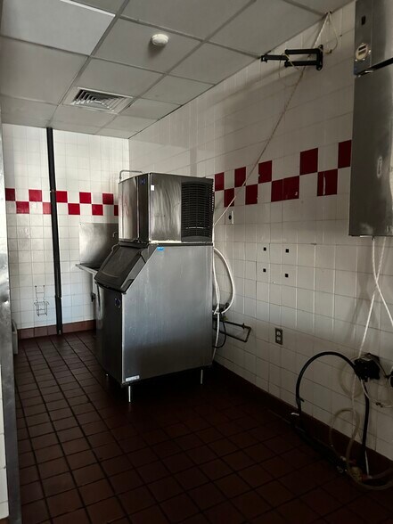 More Photos Of 3850 Veterans Memorial Hwy, Bohemia Fast Food For Lease