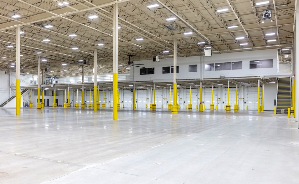 More Photos Of 6812 Corporate Dr, Indianapolis Warehouse For Sale