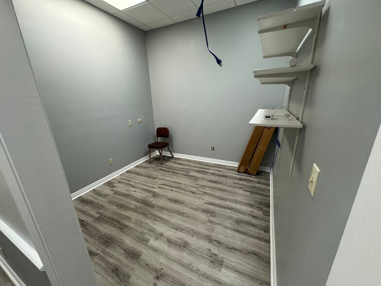 More Photos Of 106 Commerce St, Lake Mary Light Distribution For Lease