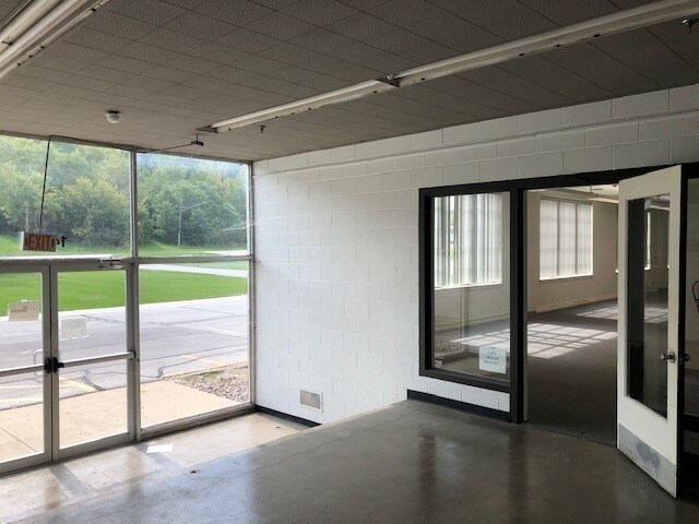 More Photos Of 1245-1405 Thomas Beck Rd, Des Moines Manufacturing For Lease