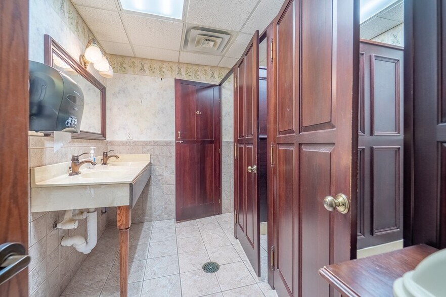 More Photos Of 9 Stewart St, Franklin Office For Sale