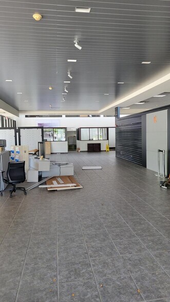 More Photos Of 3963 W Tennessee St, Tallahassee Auto Dealership For Lease