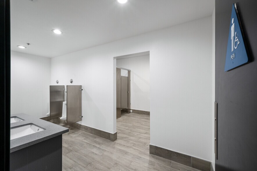 More Photos Of 800 E Dyer Rd, Santa Ana Showroom For Sale