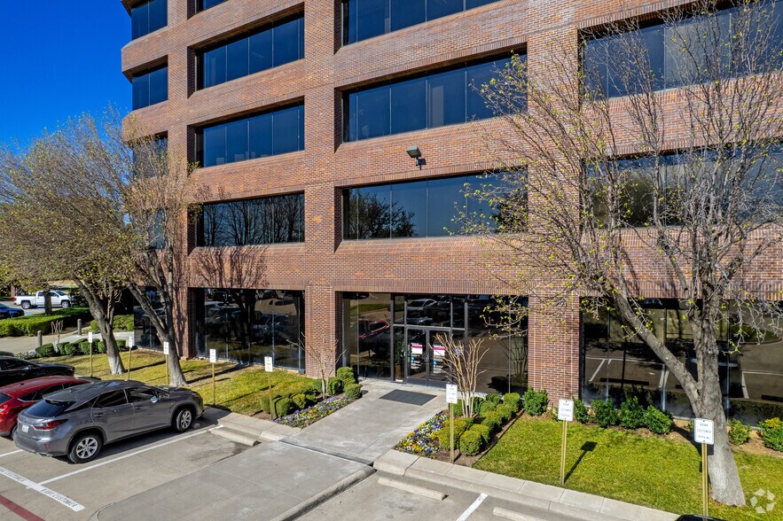 More Photos Of 2000 E Lamar Blvd, Arlington Coworking Space