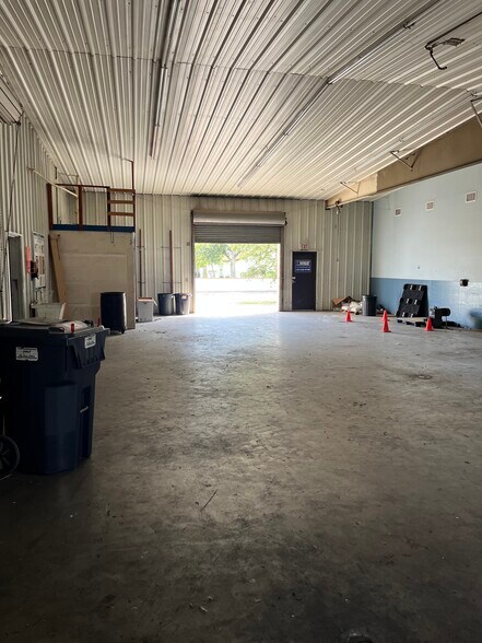 More Photos Of 107 E Austin St, Port Lavaca Distribution For Sale