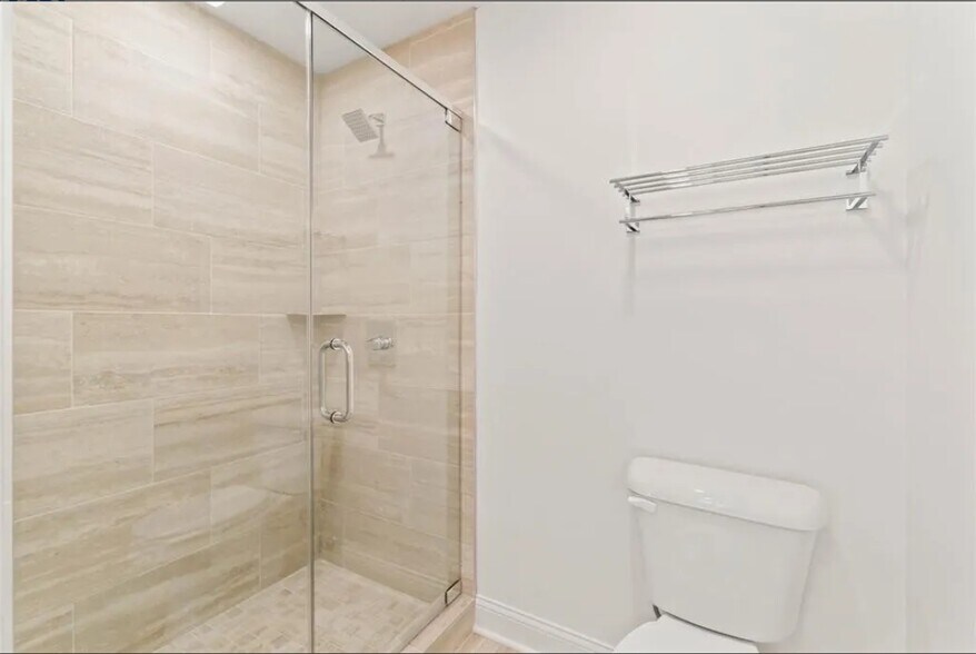 More Photos Of 1805 S 8th Ave E, Newton Specialty For Sale