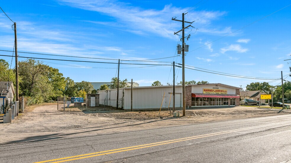 More Photos Of 2751 E Davis St, Conroe Freestanding For Sale