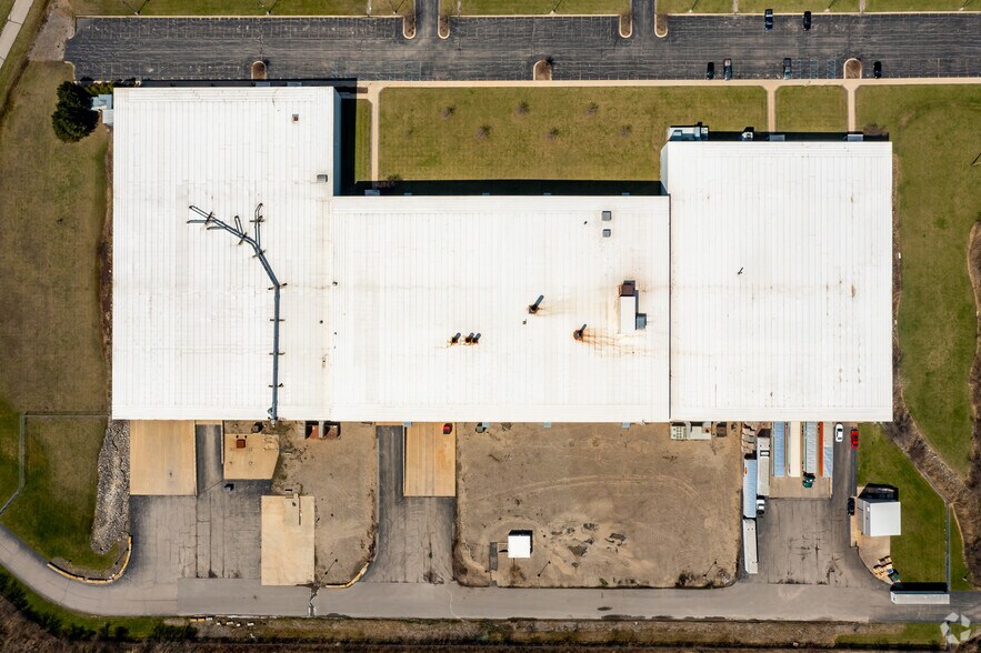 More Photos Of 2220 Veterans Memorial Pky, Saginaw Warehouse For Lease