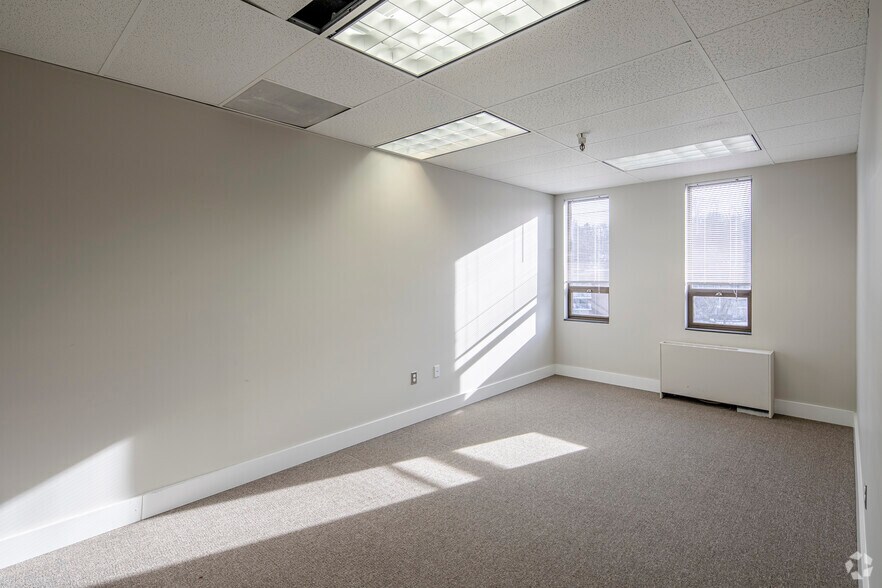 More Photos Of 2560 Huntington Ave, Alexandria Office For Lease