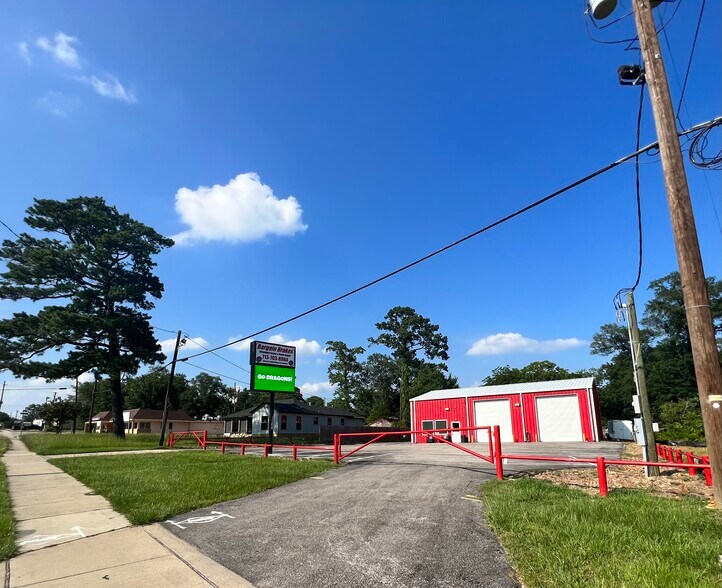 More Photos Of 1308 N Frazier St, Conroe Service For Sale