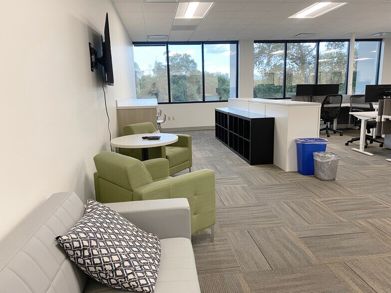 More Photos Of 877 Executive Center Dr W, Saint Petersburg Office For Lease