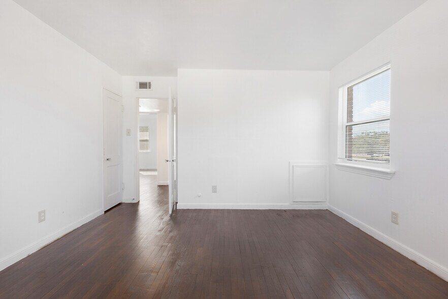 More Photos Of 5804 Newcastle St, Bellaire Office For Lease