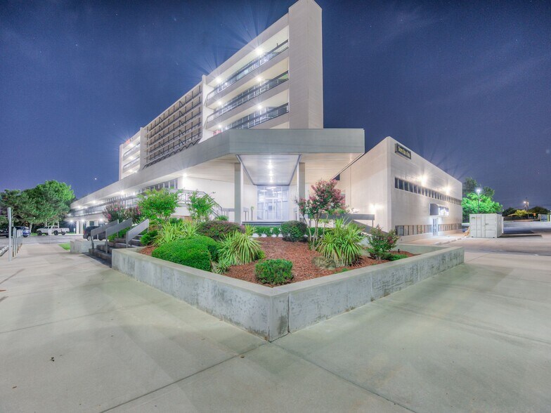 More Photos Of 5909 NW Expressway St, Oklahoma City Office For Lease