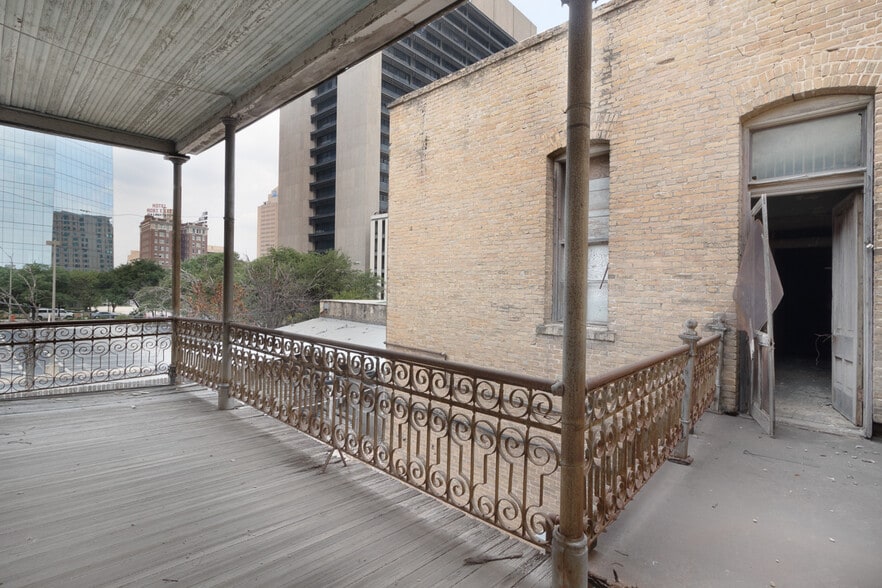 More Photos Of 111-113 N Flores St, San Antonio Storefront Retail Residential For Sale