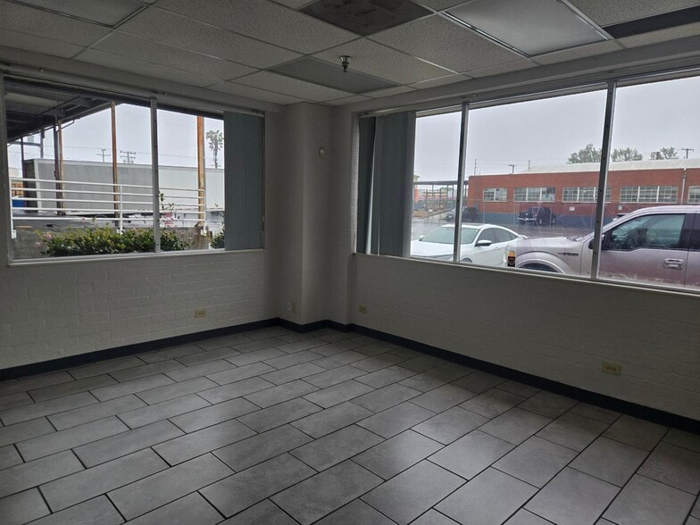 More Photos Of 12900 Simms Ave, Hawthorne Truck Terminal For Lease