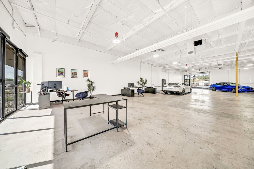 More Photos Of 14505 N Hayden Rd, Scottsdale Light Distribution For Lease